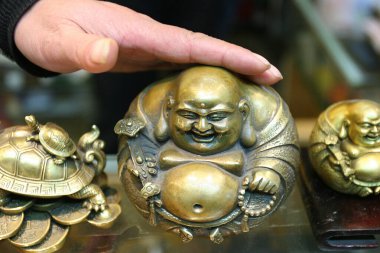 Refah Buda 'sı. Antika dükkanında dini eşyalar. Çin. 