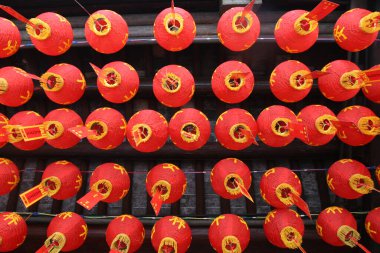Pagoda 'daki kırmızı Çin fenerleri. Çin. 