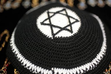 Yahudi kippah ve David Star. Yahudi sembolü. Prag 'da. Çek Cumhuriyeti. 