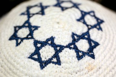 Yahudi kippah ve David Star. Yahudi sembolü. Prag 'da. Çek Cumhuriyeti. 