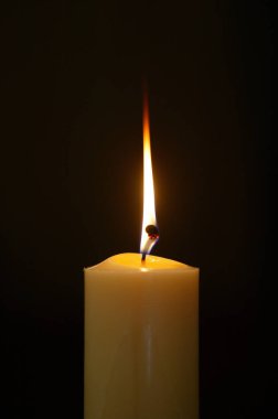 Bir kilisede mum yanıyor.. 