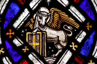 Paris 'teki Amerikan kilisesi. Lekeli cam pencere. Luke 'un boğa sembolü.. 