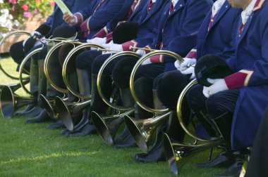 Açık havada Aziz Hubert ayini. Av boynuzları.