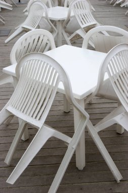 Plaj restoranında masa ve sandalyeler. Fransa.