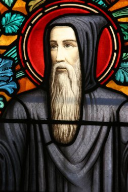 Aziz Benedict 'i temsil eden lekeli cam pencere. Katolik Kilisesi. Fransa.