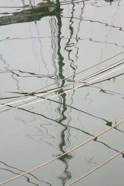 Douarnenez Limanı, teknelerin yansımaları. Fransa.