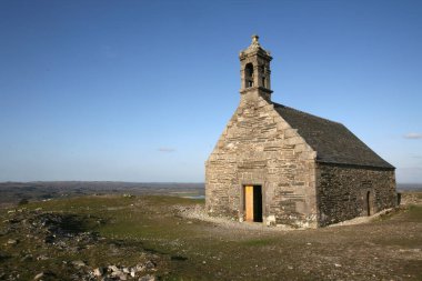 Monts d 'Arree' nin tepesindeki Saint-Michel Şapeli. Hac yolculuğu. Fransa.
