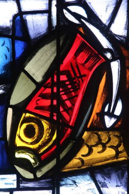 Balığı gösteren lekeli cam pencere. Dini sembol. Fransa.