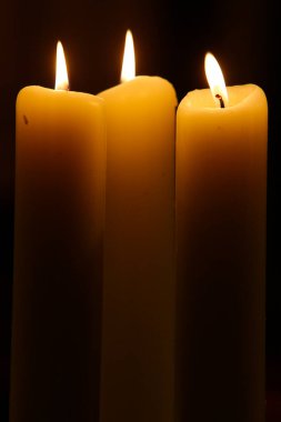 Ayin sırasında yanan sunak mumları. Fransa.