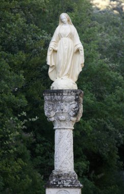Notre-Dame de Senanque Manastırı. Bakire Meryem heykeli. Fransa.