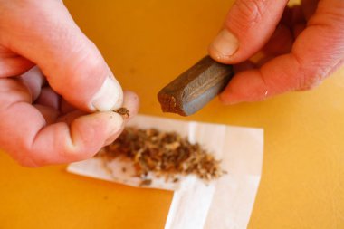 Adam haşhaş restoranı hazırlıyor. Gençler arasında uyuşturucu.