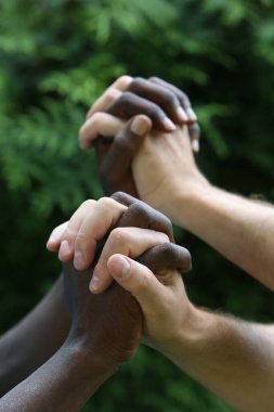 Siyah ve beyaz eller. Afrikalı ve Avrupalı. Hoşgörü ve dostluk. Fransa.