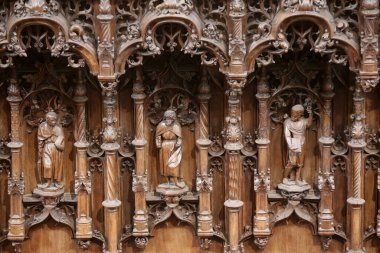 Brou Kraliyet Manastırı. Koro tezgahları. 1530 ve 1532 yılları arasında yapılan meşe tezgahları koronun iki körfezi boyunca dağıtılır. Fransa.