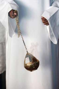 İbadet sırasında tütsülenmiş. Fransa.