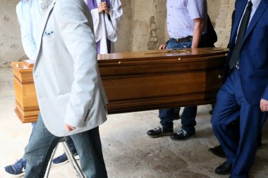 Katolik Cenazesinde Tabut Taşıyan Dostlar. Fransa.