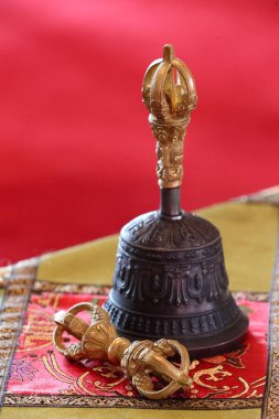 Shedrub Choekhor Ling manastırı. Çan (ghanta) ve vajra. Fransa.