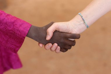 Siyah el ve beyaz el. Afrika 'da evlat edinme. Mali. 