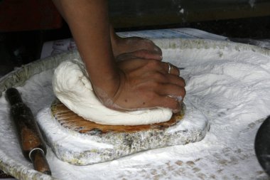 Hindu restoranında ekmek hazırlıyorum. Nepal. 