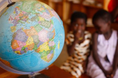 Lome 'daki bir Afrika okulunun dünya haritası. Togo. 