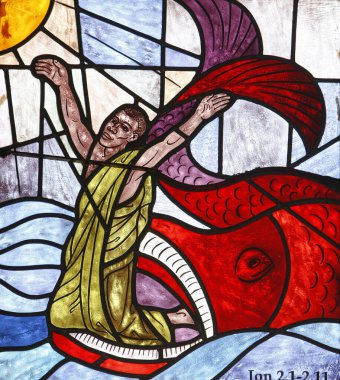 Jonah ve balina. Kpalime Katedrali. Lekeli cam. Togo. 