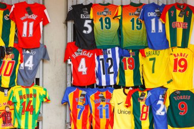 Spor mağazasında satılık futbol formaları. Togo. 