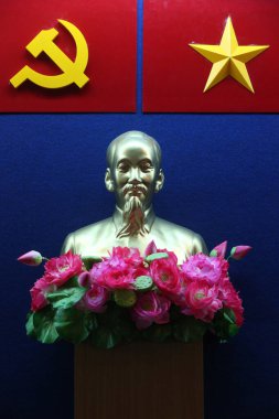 Arka planda Vietnam bayrağı olan Ho Chi Minh heykeli. Vietnam Demokratik Cumhuriyeti Başkanı. Vietnam. 