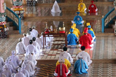 Cao Dai Holy See Tapınağı. Rahiplerin Caodaist ayini. Thay Ninh. Vietnam. 