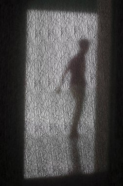 Mescid Musulman (Saigon Merkez Camii). Perdenin arkasındaki adam. Ho Chi Minh Şehri. Vietnam. 