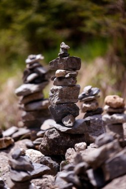 Cairn 'e yakın, taşlanmış piramit, dağlık yolda turistik hafıza işareti.. 