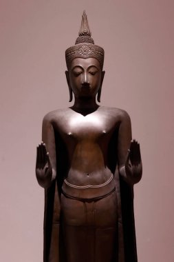 Bangkok Ulusal Müzesi. Buddha imajı kraliyet şatosunda, Abhaya Mudra 'da iki elini kaldırıyor. Ayutthaya. 16. yüzyıl. Tayland.
