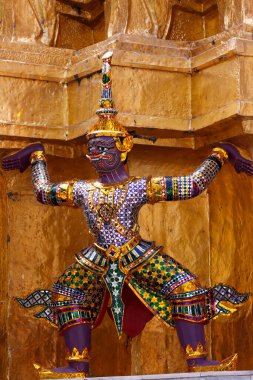 Temple 'ı destekleyen iblis gardiyan. Wat Phra Kaew tapınağı. Bangkok 'ta. Tayland.