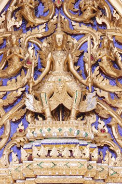 Wat Phra Kaew tapınağı. Çatı müfrezesi. Mimarlık mı? Bangkok 'ta. Tayland.