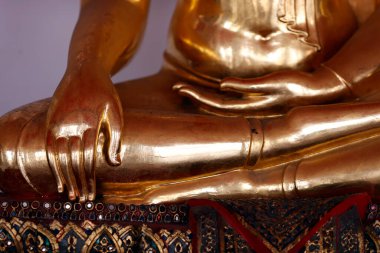 Wat Pho tapınağı. Altın Buda heykeli. Meditasyon. Mudra. Bangkok 'ta. Tayland.