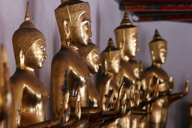 Wat Pho tapınağı. Altın Buda heykelleri sırası. Meditasyon. Bangkok 'ta. Tayland.