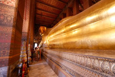 Wat Pho tapınağı. Büyük altın Buda heykeli (Phra Buddhasaiyas). Bangkok 'ta. Tayland.
