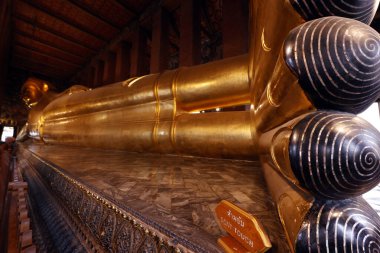 Wat Pho tapınağı. Büyük altın Buda heykeli (Phra Buddhasaiyas). Bangkok 'ta. Tayland.