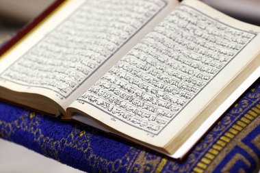 Mescid Mirasuddeen camii. Arapça kutsal Kuran 'ı açın. Bangkok 'ta. Tayland.