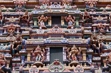 Silom Yolu 'ndaki Sri Maha Mariamman Tapınağı. Hindu tanrılarıyla Gopuram. Bangkok 'ta. Tayland.