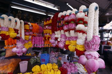 Sri Maha Mariamman Tapınağı 'ndaki Hint çiçekçisi. Çiçek çelenkleri Hindu töreni için sunulan tapınak adakları olarak kullanılıyor. Bangkok 'ta. Tayland.