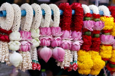 Sri Maha Mariamman Tapınağı 'ndaki Hint çiçekçisi. Çiçek çelenkleri Hindu töreni için sunulan tapınak adakları olarak kullanılıyor. Bangkok 'ta. Tayland.