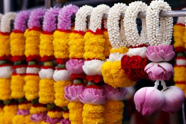 Sri Maha Mariamman Tapınağı 'ndaki Hint çiçekçisi. Çiçek çelenkleri Hindu töreni için sunulan tapınak adakları olarak kullanılıyor. Bangkok 'ta. Tayland.