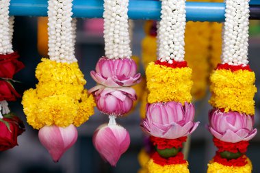 Sri Maha Mariamman Tapınağı 'ndaki Hint çiçekçisi. Çiçek çelenkleri Hindu töreni için sunulan tapınak adakları olarak kullanılıyor. Bangkok 'ta. Tayland.