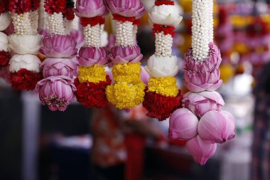 Sri Maha Mariamman Tapınağı 'ndaki Hint çiçekçisi. Çiçek çelenkleri Hindu töreni için sunulan tapınak adakları olarak kullanılıyor. Bangkok 'ta. Tayland.