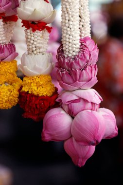 Sri Maha Mariamman Tapınağı 'ndaki Hint çiçekçisi. Çiçek çelenkleri Hindu töreni için sunulan tapınak adakları olarak kullanılıyor. Bangkok 'ta. Tayland.