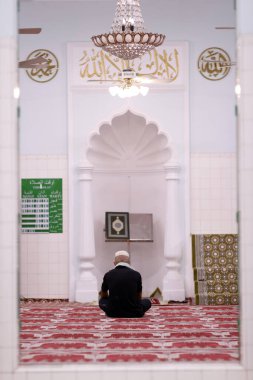 Müslüman bir adam camide namaz kılıyor. 