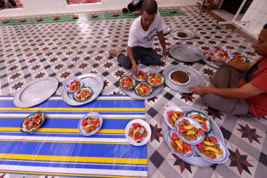 Saigon Camii 'nde iftar (Ramazan' da bir günlük oruç). Vietnam. 