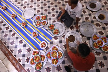 Saigon Camii 'nde iftar (Ramazan' da bir günlük oruç). Vietnam. 
