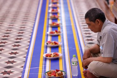 Saigon Camii 'nde iftar (Ramazan' da bir günlük oruç). Vietnam. 