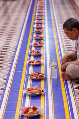 Saigon Camii 'nde iftar (Ramazan' da bir günlük oruç). Vietnam. 