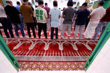 Saigon Camii 'nde Müslümanlar namaz kılar. Vietnam. 